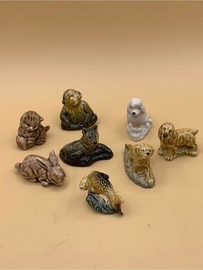 I Lot of 8 Wade figurines from Red Rose Tea.